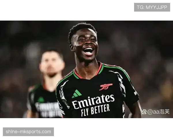 萨卡与球迷互动方式多样，近期表现稳健备受期待