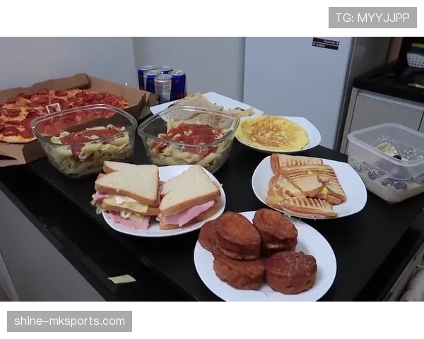 菲尔普斯退役后每天吃五顿饭，训练量归零但饭量没变