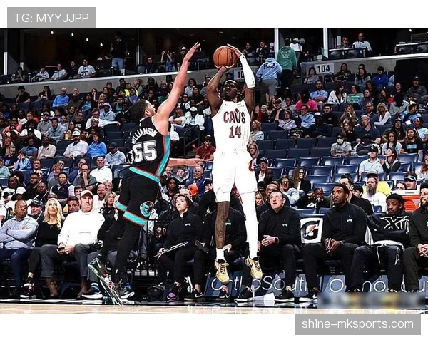 霍勒迪无球跑动制造防守混乱，3D价值凸显