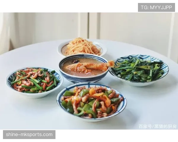 刷到林孝埈穿拖鞋进高档餐厅，瞬间觉得自己连外卖都配不上那氛围